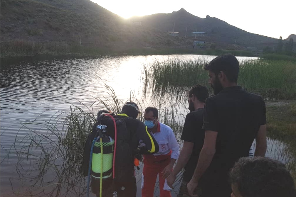 تلاش نجاتگران هلال احمر کرمان برای نجات فرد آسیب دیده در کوهستان